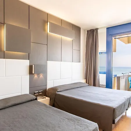 ホテル Baltic Riccione-fronte Mare 3*